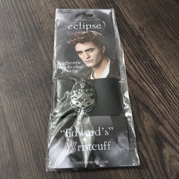 NWT NECA Twilight Eclipse Edward Wristcuff - Picture 3 of 6